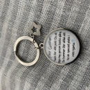 Nyckelring med liten berlock - valfri TEXT