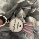 Nyckelring med tofs - valfri TEXT